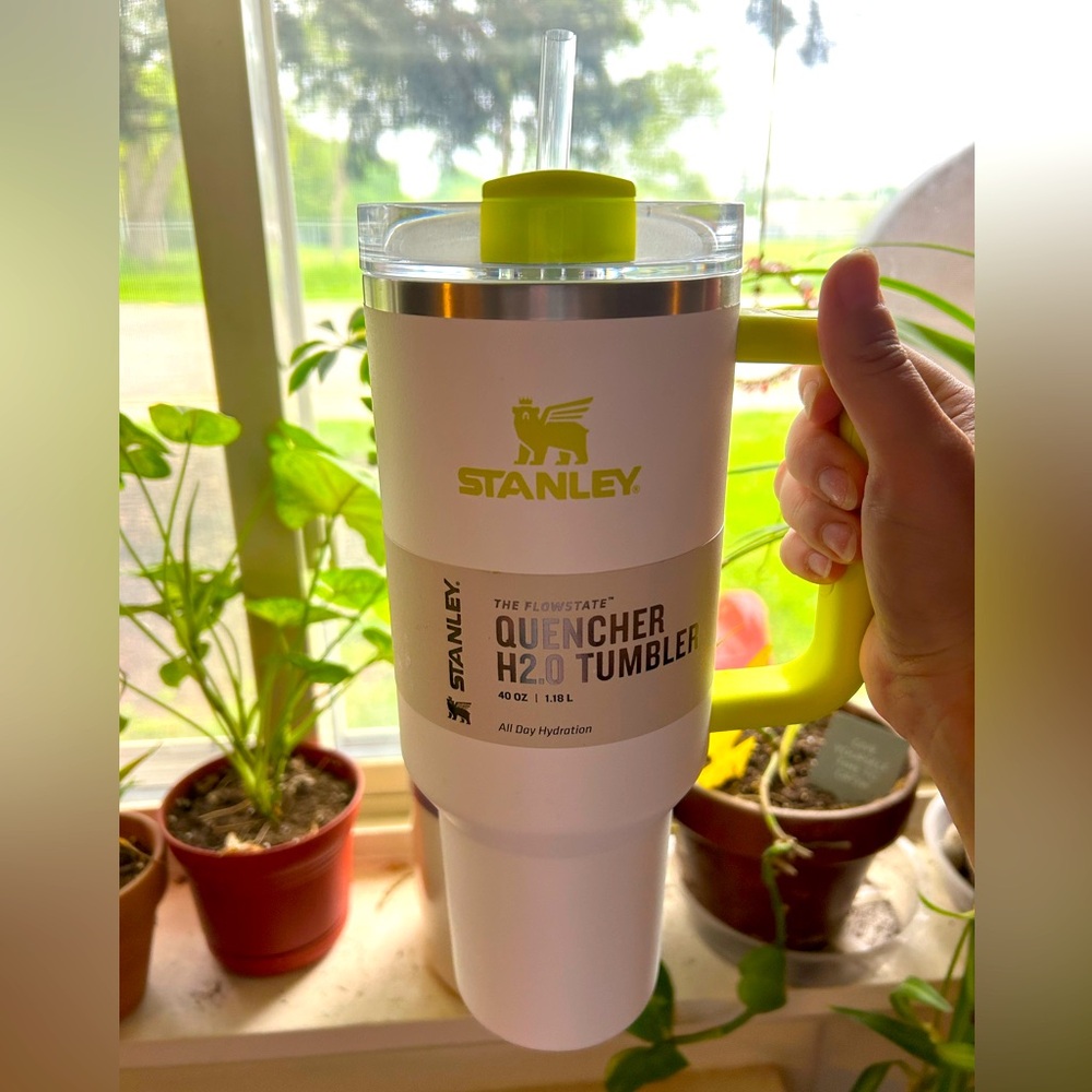 *SOLD ON MERC* Stanley 40oz Quencher